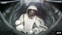 ພາບ​ແຈກ​ຢາຍນີ້​ຂອງ SpaceX ແລະ Polarisທີ່​ຖ່າຍ​ໃນ​ວັນ​ທີ 12 ກັນ​ຍາ 2024, ສະ​ແດງ​ໃຫ້​ເຫັນ​ນັກ​ວິ​ສະ​ວະ​ກອນ SpaceX ທ່ານ​ນາງ ຊາ​ຣາ ກິ​ລ​ລິ​ສ, ອອກ​ຈາກ​ຍານ​ອະ​ວະ​ກາດ Dragon.