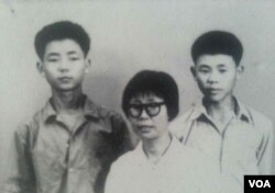 熊焱早年和母亲、兄长合照（熊焱提供）