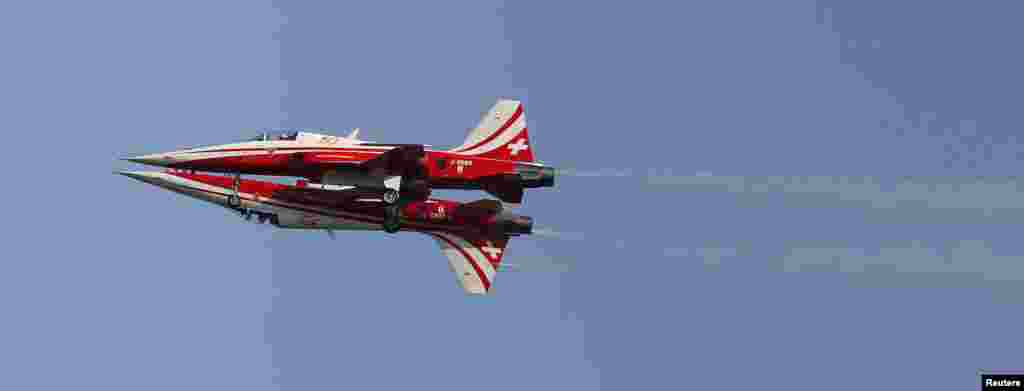 Dua pesawat jet Northrop F-5E Tiger dari Angkatan Udara Swiss melakukan atraksi pada pameran udara di Berlin, Jerman.
