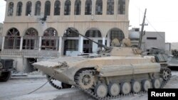 시리아 야브루드 북부 알사흘 마을에 진입한 시리아 정부군 탱크. 시리아 관영 SANA 통신이 공개한 사진이다.