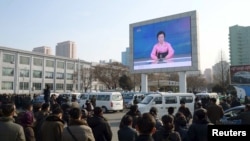 지난해 1월 평양 시민들이 대형 화면으로 북한 당국의 수소폭탄 핵실험 성공 발표를 보고 있다.