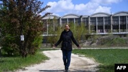 匈牙利首都布达佩斯第9行政区区长巴兰尼依走过上海复旦大学的计划校址（2021年4月23日）