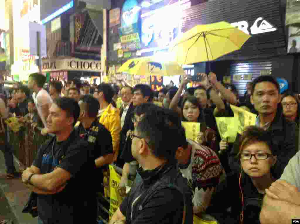 上千港人连续第四晚在旺角聚集争真普选(美国之音海彦拍摄)