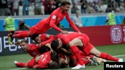 شور و شعف بازیکنان تیم انگلستان پس از به ثمر رسیدن دومین گول در دقایق اخیر بازی در برابر تونس