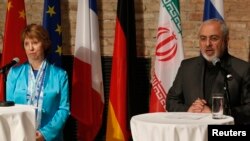 کاترین اشتون مسئول سیاست خارجی اتحادیه اروپا (چپ) و محمدجواد ظریف وزیر امور خارجه ایران در نشست مطبوعاتی مشترک در وین ۲۸ تیر ۹۳ 