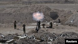 Pasukan Irak dan milisi Syiah menembakkan mortir ke arah posisi militan ISIS, Selasa (19/5).