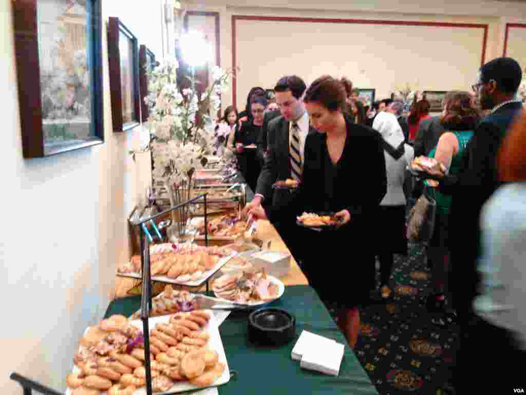 و بخش پایانی پذیرایی دسر بود با شیرینی های خوشمزه.