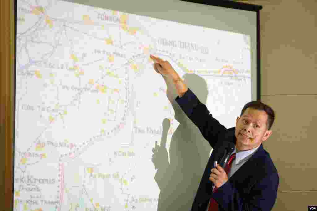 មន្រ្តី​ជំនាញ​នៃ​គណៈកម្មការ​ព្រំដែន​ចម្រុះ​កិច្ចការ​ព្រំដែន​កម្ពុជា​ ​បង្ហាញ​ទីតាំង​នៃ​តំបន់​ដែល​មាន​ការផ្ទុះ ​អំពើ​ហិង្សា​ក្បែរ​​ព្រំដែន​កម្ពុជា​និង​វៀតណាម​ក្នុង​ខេត្ត​ស្វាយរៀង​កាល​ពី​ថ្ងៃ​អាទិត្យ​​សប្តាហ៍​មុន​ នៅ​ក្នុង​​សន្និសីទ​កាសែត​ដែល​បង្ហាញ​​ផែនទី​ដែល​​ប្រើ​បោះ​សម្រាប់​​​បង្គោល​ព្រំដែន​ នៅ​ឯ​ទីស្តីការ​គណៈ​រដ្ឋមន្រ្តី​ កាល​ពី​ថ្ងៃ​ទី​២​ ខែ​កក្កដា​ ឆ្នាំ​២០១៥​។ ​(នៅ​ វណ្ណារិន​/VOA​)​