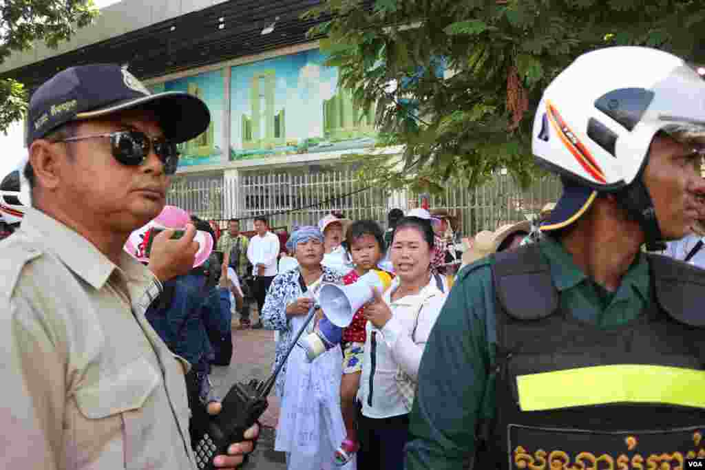 ប្រជា​​ពលរដ្ឋ​ជាង​២០​នាក់ ​​តំណាង​ឲ្យ​អ្នក​មាន​ទំនាស់​ដីធ្លី​ចំនួន​​ជាង​១០០​​គ្រួសារ​ ខេត្ត​កោះកុង ដែល​កំពុង​មាន​ជម្លោះ​ដីធ្លី​ជាមួយ​​ក្រុមហ៊ុន​ចិន ​Union Dev​el​o​pm​ent Group (UDG) ​តវ៉ា​នៅ​ខាងមុខ​ស្ថាន​ទូត​ចិន​ប្រចាំ​កម្ពុជា នា​ថ្ងៃទី​១៣ ខែ​សីហា​ ឆ្នាំ