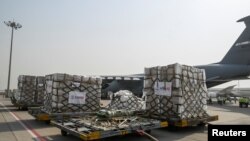 一架美国空军运输机在新德里英迪拉·甘地国际机场货运站卸下新冠疫情救援物资。(2021年4月30日)