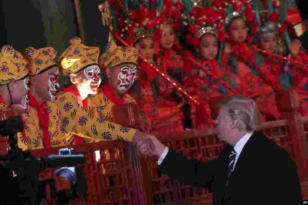 在北京故宫，美国总统唐纳德&middot;川普和表演京剧的演员握手（2017年11月8日）。