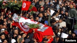 8일 튀니지 수도 튀니스에서 지난 6일 피살된 야당 지도자 초크리 벨라이드의 장례식이 열렸다.