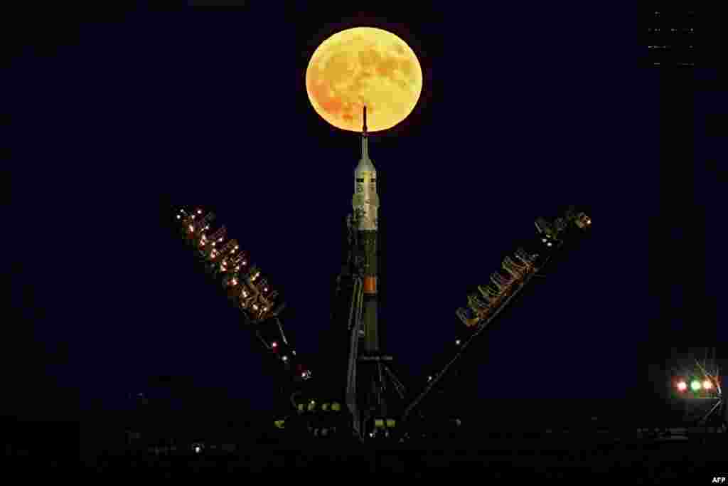 &#39;Supermoon&#39; terlihat di belakang pesawat antariksa Rusia &#39;Soyuz MS-03&#39; di landasan peluncuran Baikonur, Kazakhstan.