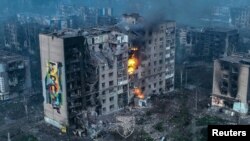 鸟瞰图显示前线城镇巴赫穆特的破坏情况。