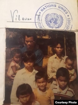 លោក ធឿ រ៉ាយាំង កាលពី​កុមារ ថតរូប​ជុំ​គ្នា​ជាមួយ​ក្រុម​គ្រួសារ​នៅ​ជំរំរបស់​អង្គការ​សហប្រជាជាតិ នៅ​ខេត្ត​មណ្ឌល​គិរី ប្រទេស​កម្ពុជា កាលពី​ឆ្នាំ​២០០២។ (រូបថតដោយ ធឿ រ៉ាយាំង)