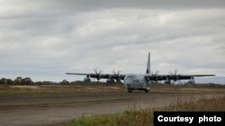 美国海军陆战队搭乘运输机抵达日本航空自卫队基地，为“利剑 25”演习做准备。(2024年10月18日)