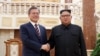 문재인 한국 대통령과 김정은 북한 국무위원장이 18일 평양 조선노동당 중앙위원회 본부청사에서 열리는 1차 정상회담에 앞서 악수하고 있다. 평양사진공동취재단.