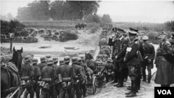 Adolf Hitler alman əsgərlərinin Polşaya yürüşünü izləyir.