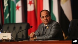 Le président égyptien Abdel Fattah al-Sissi préside une réunion des ministres des Affaires étrangères arabes lors d'un sommet arabe à Sharm el-Sheikh, dans le Sinaï Sud, le 29 mars 2015.