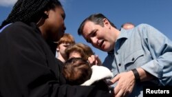 지난 28일 미 공화당의 테드 크루즈 후보가 위슨콘신 주 앨투너 시에서 유권자들과 만나고 있다. 크루즈 후보는 트럼프 후보가 공화당 후보 지명을 받으면 지지하지 않겠다고 밝혔다. (자료사진)