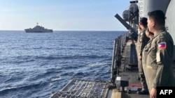 在有争议的南中国海举行的一次海上合作活动期间，菲律宾海军葛雷戈里奥·德尔·皮拉尔级巡防舰上的海军军官向途经的美海军“吉福兹”号濒海战斗舰致意。（2024 年2月9日）