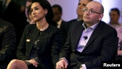 جیسون رضائیان در کنار همسرش یگانه صالحی