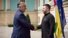 Mađarski premijer Viktor Orban rukuje se sa ukrajinskim predsjednikom Volodimirom Zelenskim tokom posjete Kijevu (Foto: Handout / UKRAINIAN PRESIDENTIAL PRESS SERVICE / AFP)
