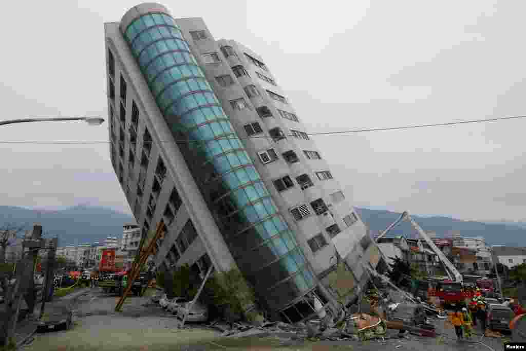 ក្រុម​អ្នក​សង្រ្គោះ​ស្ថិត​នៅ​ជុំវិញ​អគារ​មួយ​ដែល​ត្រូវ​បាន​រលំ​ដោយសារ​ការ​រញ្ជួយដី​នៅ​តំបន់​ Hualien កោះតៃវ៉ាន់។