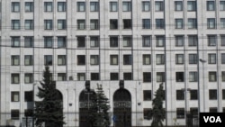 习近平星期六访问了俄罗斯国防部，并参观了作战指挥中心。（美国之音白桦拍摄）