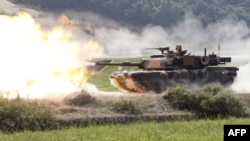 Cənubi Koreyalılar tarixi hücumu səhnələşdirirlər