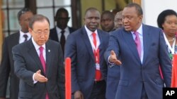 የተባበሩት መንግሥታት ዋና ጸሓፊ ባን ኪ ሙን (ግራ)እና የኬንያ ፕሬዝዴንት ኡሁሩ ኬንያታ (ቀኝ)