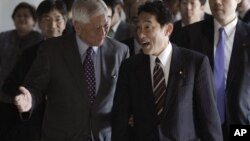 10일 필리핀 외무부에서 회담 중인 알베르토 델 로사리오 필리핀 외무장관(왼쪽)과 기시다 후미오 일본 외무상.