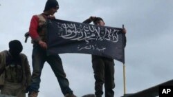Para militan dari kelompok Jabhat al-Nusra memutuskan hubungan dengan kelompok ISIS (foto: dok). 