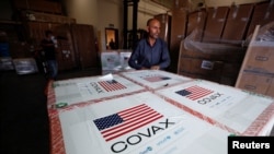 资料照片：巴勒斯坦民众收到美国政府通过COVAX捐赠的莫德纳公司的COVID-19疫苗。（2021年8月24日）