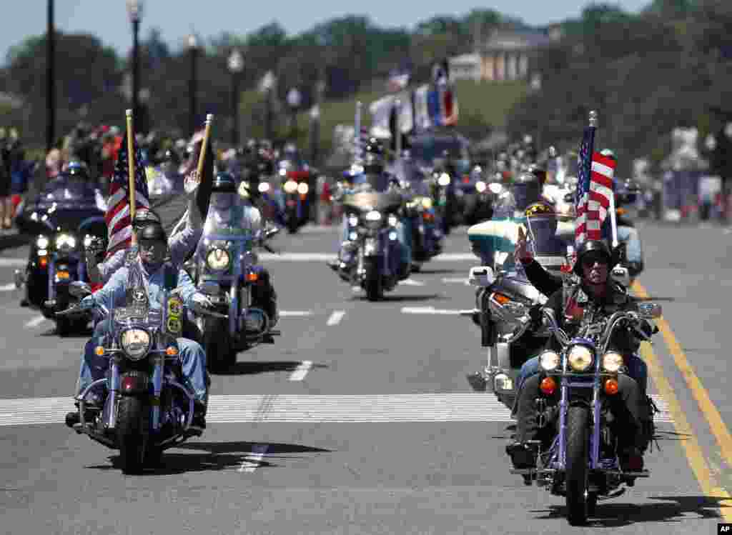 Para pengendara motor besar melintasi &quot;Memorial Bridge&quot;, jembatan yang membentang di Washington DC, dalam perayaan tahunan parade Rolling Thunder &quot;Ride for Freedom&quot; menjelang perayaan Hari Pahlawan, 26 Mei 2013. (AP Photo/Molly Riley)