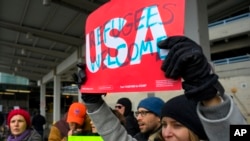 Un manifestant devant l'aéroport JFK de New York, le 28 janvier 2017.