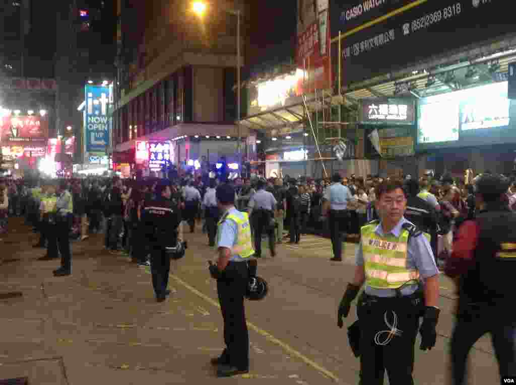 大批市民连续第二晚在旺角与警方“巷战” （美国之音海彦拍摄 ）