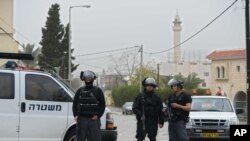 2006年6月12日，英国理论物理学家，数学家斯蒂芬&middot;霍金抵达香港国际机场。他在新浪微博有账号，有400多万粉丝关注。2017年11月他最后一次在微博上留言说，中国一名年轻人的提问&ldquo;让我看到了中国千禧一代的年轻人对未来的思考和好奇心。 我希望，当你们追求科学以及其他创意时，如此的好奇心和自信可以延续下去。&rdquo;2018年3月中旬，英国著名物理学家霍金逝世。