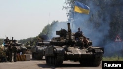 지난 3일 우크라이나 정부군 탱크가 동부 마을 데발체베의 검문소를 지나고 있다. (자료사진)