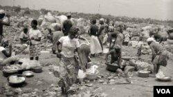 Abidjan residents live and work near the dump site, February 2009. (Greenpeace)