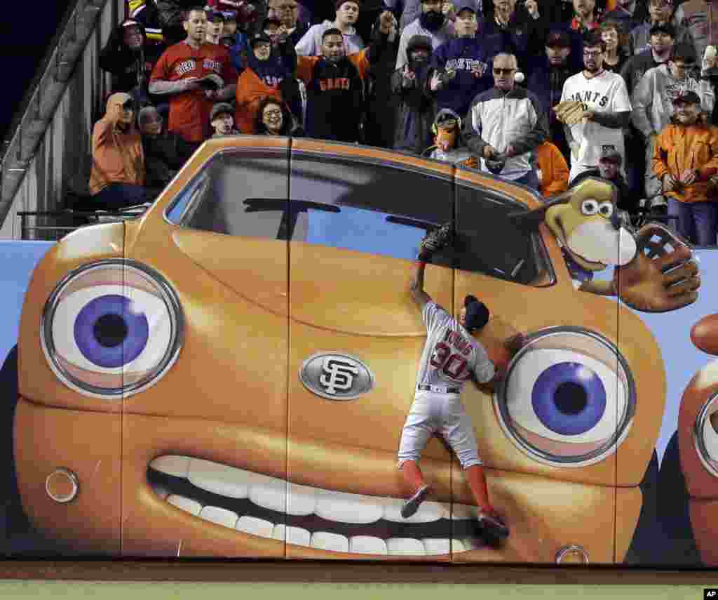 កីឡាករ​ Chris Young នៃ​ក្រុម Boston Red Sox មិន​អាច​ចាប់​កូនបាល់​វាយ​ដោយ​កីឡាករ Mac Williamson នៃ​ក្រុម San Francisco Giant នៅ​អំឡុងពេល​ការ​ប្រកួត​មួយ​នៅ​ក្រុង San Franciso កាល​ពី​ថ្ងៃ​ទី០៨ ខែ​មិថុនា ឆ្នាំ​២០១៦។