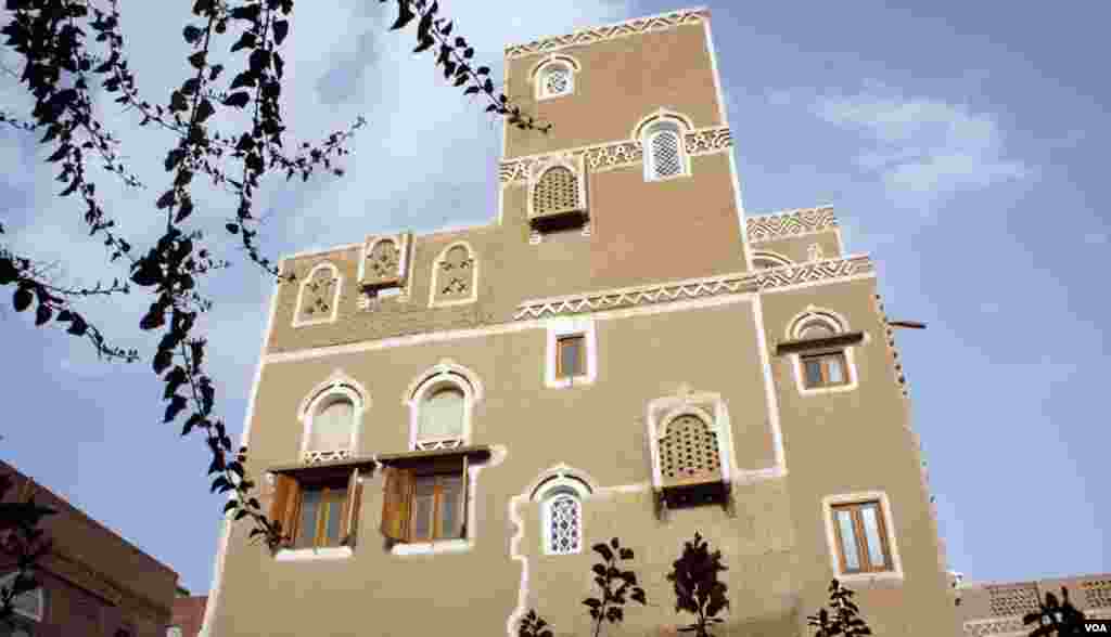 The mud house revives the traditional architecture of the once Jewish quarter in Sana&#39;a, Yemen. (E. Arrott/VOA)