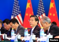 궈성쿤(가운데) 중국 공안부장이 지난해 6월 베이징에서 미국 고위사법당국자들과 대화에 참석하고 있다. (자료사진)