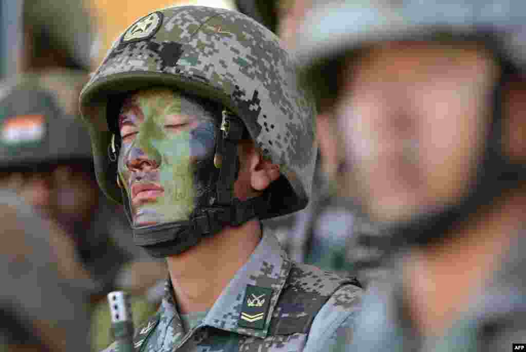 Seorang tentara khusus China tampak kelelahan setelah menyelesaikan latihan anti teror bersama China-India.