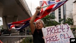 香港有史以来最大规模的国家安全案件审判2023年11月29日开始结案陈词。法庭外一名抗议者要求法庭释放所有“政治犯”。（美联社）