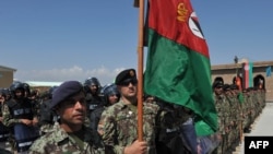 阿富汗国民军士兵在喀布尔以北的巴格拉姆美国空军基地所举行的将巴格拉姆军事监狱移交给阿富汗当局的仪式中列队站立