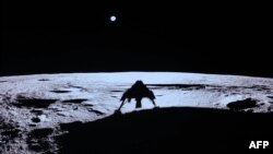 На фотографии изображена тень посадочного модуля Blue Ghost компании Firefly на поверхности Луны во время его посадки на Луну в рамках миссии Ghost 1. , Фото сделано и опубликовано компанией Firefly Aerospace 2 марта 2025 года