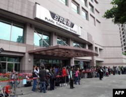 公共电视台前媒体云集