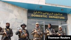 افراد مسلح طالبان در فرودگاه بین‌المللی کابل، یک روز بعد از عقب‌نشینی کامل آمریکا از افغانستان – ۹ شهریور (۳۱ اوت) – عکس خبری 