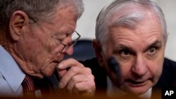 지난 5일 열린 미국 상원 군사위원회 청문회에서 제임스 인호프 위원장(왼쪽)과 잭 리드 민주당 간사가 대화하고 있다. 